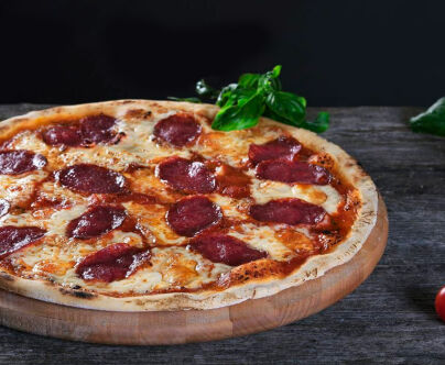 Pizza z kiełbasą